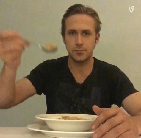 The Creator of “Ryan Gosling Won’t Eat His Cereal” Died, and Ryan Gosling Ate Cereal in Tribute Ryan Gosling Meme, Eating Cereal, Ghost Soldiers, Funny Selfies, Райан Гослинг, Losing Faith In Humanity, Funny Names, Losing Faith, King Of My Heart