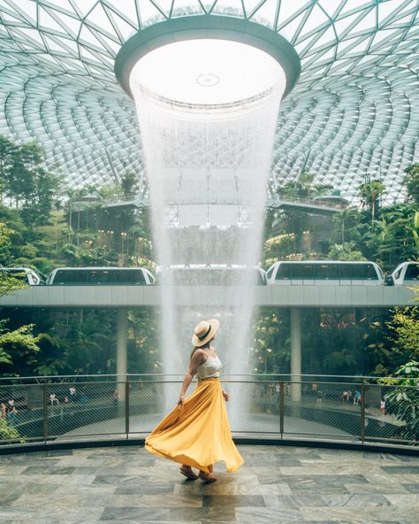 Merlion Singapore Photo Idea, Singapore Airport Butterfly Garden, Changi Airport Singapore Outfit, Singapore Poses, Singapore Layover, Singapore Outfit, Singapore Airport, Changi Airport Singapore, Singapore Vacation