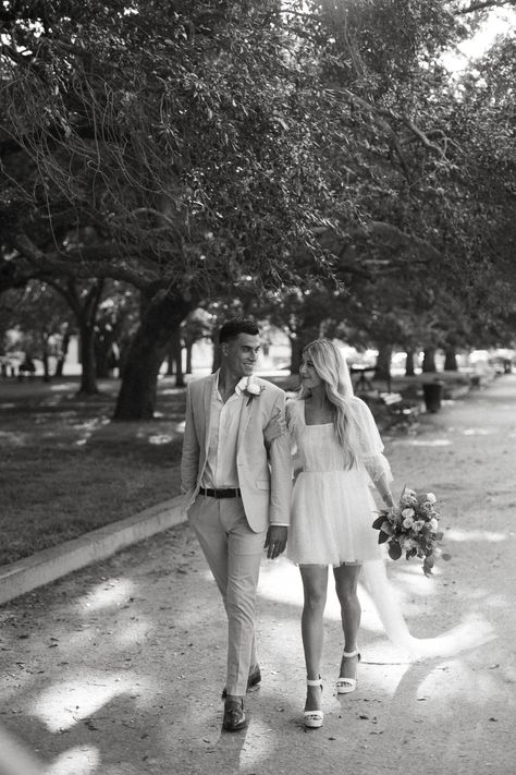 Classy Charleston Elopement - Valerie Detter Photography Charleston Elopement, Elopement Ideas Charleston, Engagement Photoshoot Ideas Charleston, Charleston Wedding Photos, Charleston South Carolina Wedding, North Georgia Mountains, Arkansas Wedding, East Coast Wedding, Romantic Beach