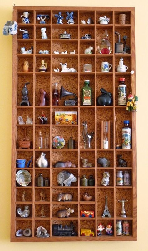 Souvenir Shelf Ideas, Display Shelf For Miniatures, Trinket Shelf Ideas, Trinket Shelf Aesthetic, Trinket Shelf Display, Knick Knack Display Ideas, Souvenir Shelf, Shelf For Miniatures, Trinket Shelves