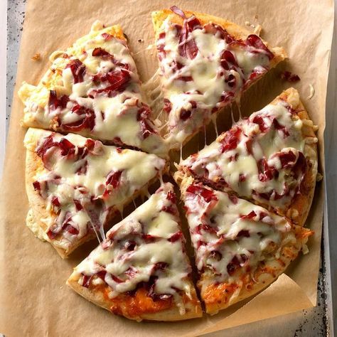 Reuben Pizza Recipe, Reuben Pizza, Corned Beef Reuben, Baked Corned Beef, Reuben Recipe, Reuben Sandwich Recipe, Corned Beef Brisket, Brunch Casserole, Reuben Sandwich