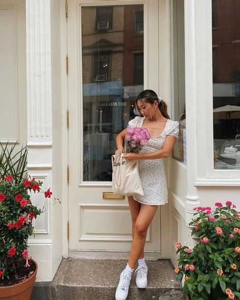 White Sundress Outfit, Flowery Outfits, Europe Summer Outfits, Rome Outfits, Sundress Outfit, Europe 2024, Shooting Ideas, Flowery Dresses, Spring Trends Outfits