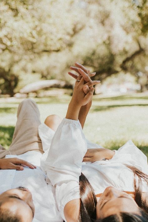 Pre Nup Shoot Ideas Forest, Clothesline Couples Photoshoot, White Sheet Photoshoot Outside Couple, Dreamy Photography Couple, Maternity Photography Picnic, Dreamy Maternity Photography, Picnic Pregnancy Photoshoot, Prewedding Piknik, Engagement Photo Ideas Summer