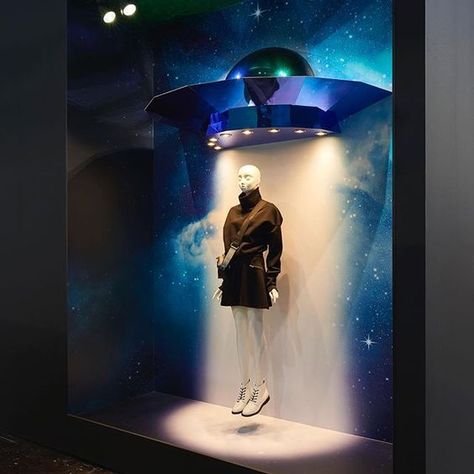 Visual Merchandiser, Dusseldorf Germany, Store Window Displays, Visual Merchandising Displays, Window Display Design, Retail Inspiration, Retail Windows, Store Windows, Shop Window Design