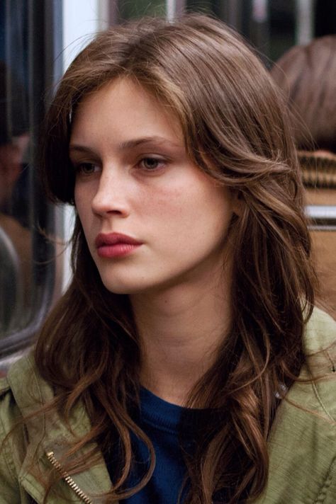 Marine Vacth Hairstyles Brunette, Brunette Hairstyles, Kadeřnické Trendy, Flot Makeup, Lazy Hairstyles, Bouffant Hair, Vlasové Trendy, Shoulder Hair, Shag Hairstyles