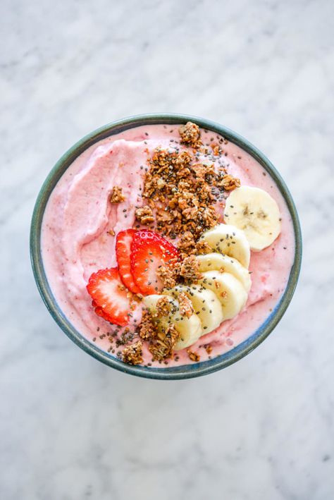 Strawberry Banana Smoothie Bowl- Fed & Fit Healthy Smoothie Bowls, Strawberry Smoothie Bowl Recipe, Healthy Protein Desserts, Raspberry Smoothie Bowl, Smoothie Bowl Toppings, Strawberry Smoothie Bowl, Banana Granola, Sliced Banana, Strawberry Bowl