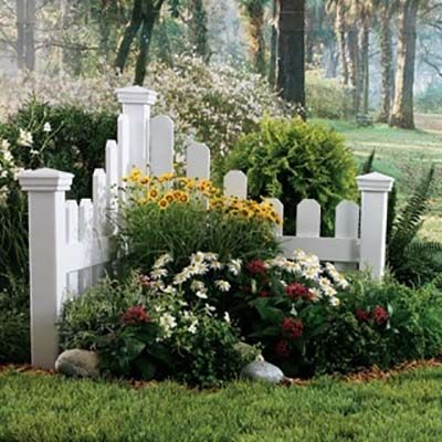 Landscaping A Corner Area, Corner Fence Garden, Corner Picket Fence Ideas, Landscape Corner Of Yard, Corner Landscape Ideas, Street Corner Landscaping Ideas, Corner House Landscaping, Corner Fence Ideas, Corner Fence Landscaping