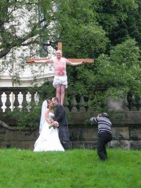 what a BIZARRE WEDDING!!!!!!! Ugly Wedding, Ugly Wedding Dress, Worst Wedding Dress, Old World Wedding, Wedding Fail, Crazy Wedding, Funny Wedding Photos, Photo Fails, Most Beautiful Wedding Dresses