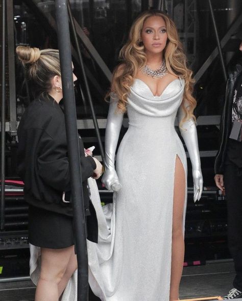 Beyonce Dress, Beyonce Performance, Queen Bee Beyonce, Beyonce Outfits, Future Of Fashion, Beyonce Style, Bee Dress, Beyonce Queen, Trending Fashion Outfits