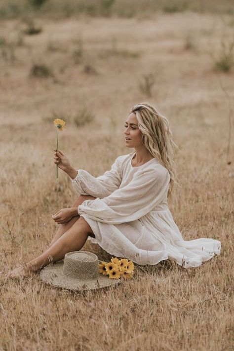 Boho. Boho Photoshoot, Senior Photo Outfits, Foto Portrait, Spring Photoshoot, Shotting Photo, Photographie Portrait Inspiration, Model Pose, Photographie Inspo, Senior Picture Outfits