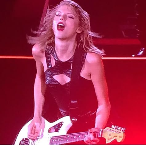 Taylor Swift Rockstar, Boyfriend Taylor Swift, Bf Taylor, Boyfriend Taylor, Taylor Swift 1989 Tour, Taylor Swift Singing, 1989 Tour, Taylor Swift Tour, Estilo Taylor Swift