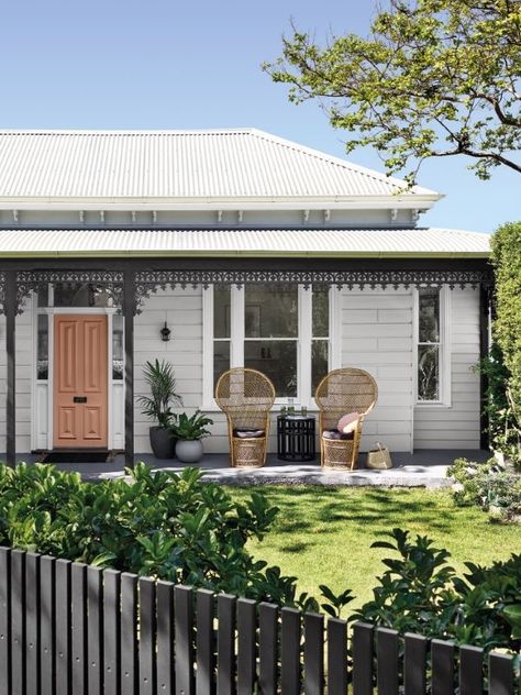 Dulux colours: Benhar (front door), Godley Head (Weatherboards), Okarito (Windows), My Inaccessible (Lacework). #Dulux #houseenvy #design #homedecor #style #inspiration #homedecoration #homestyle #duluxnz #painting #paint #exteriorpaint #frontdoor #exteriorinspiration #traditionalhome Weatherboard House, Exterior Color Palette, Porch Accessories, Homestead House, Exterior Color Schemes, House Paint Exterior, Exterior Paint Colors, Beautiful House, Grand Entrance