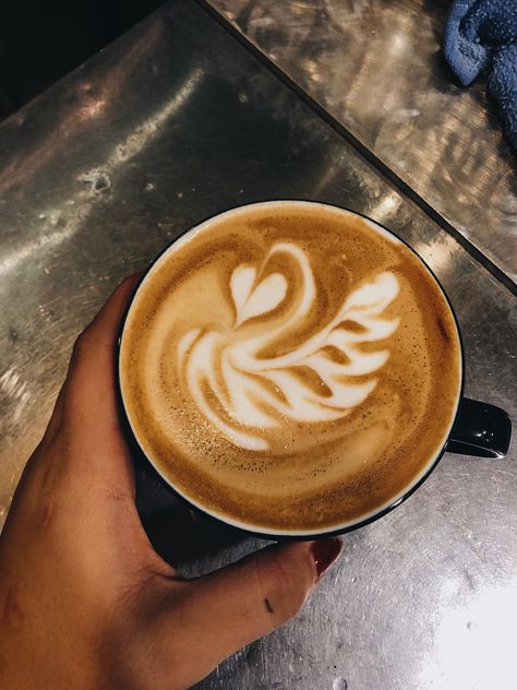 Swan pour, cappuccino 2018 Swan Latte Art, Espresso Photography, Coffee Grinder Electric, Swans Art, Coffee Creamer, Coffee Latte, Dessert Drinks, Latte Art, Coffee Cafe