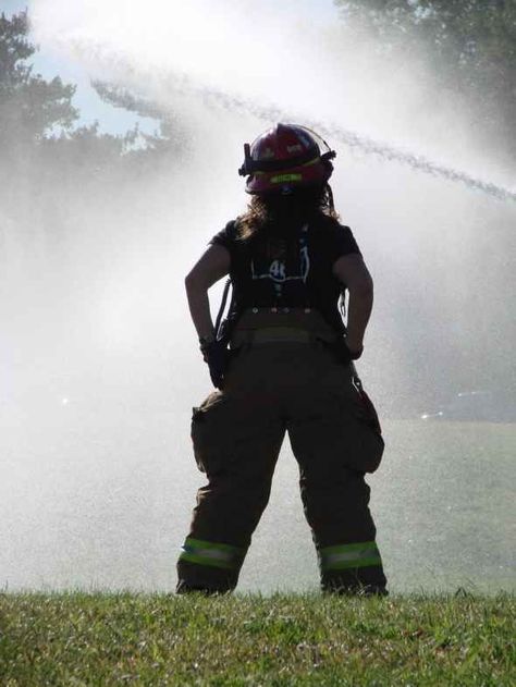 Black Female Firefighter, Women Firefighters Pictures, Firewoman Female Firefighter, Woman Firefighter, Women Firefighters, Firefighter Photography, Firefighter Brotherhood, Firefighter Paramedic, Firefighter Pictures