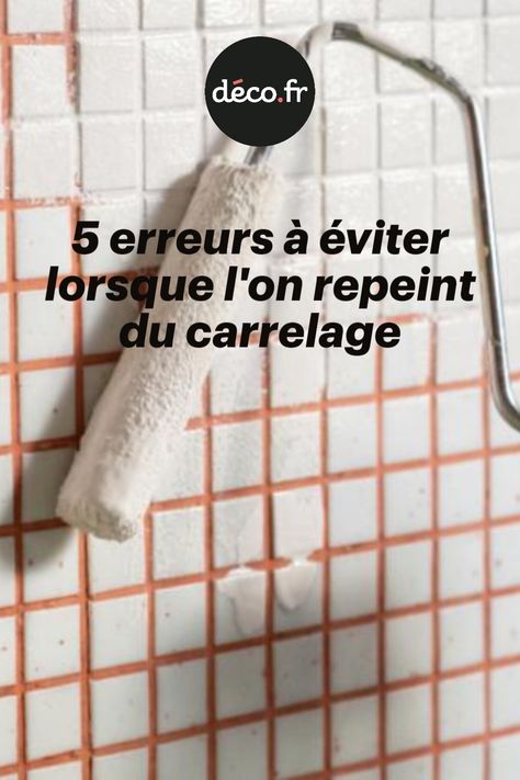 Sur le papier, repeindre du carrelage représente la solution magique pour relooker un revêtement défraichi. Le hic ? A vouloir aller trop vite, on cumule parfois les erreurs qui gâchent le rendu ou perturbent sa tenue. D’où l’intérêt de faire le point sur les pièges avant de passer à la peinture ! Painting Over Tiles Bathroom Wall, Reglazing Bathroom Tile, Can You Regrout Tile, How To Regrout Tile Backsplash, Painted Bathroom Floors, Painted Bathroom, Deco Bathroom, St. Croix, Lego House