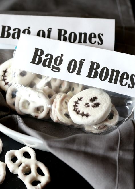 Bag Of Bones Halloween Snack MIx...SImple and cute snack mix made with white chocolate pretzels and a marshmallow!! Quick Halloween Party Food, Bag Of Bones, Halloween Snack Mix, Easy Halloween Snacks, Halloween Treats For Kids, Fun Halloween Food, Halloween Treats Easy, Halloween Goodies, Halloween Treat Bags