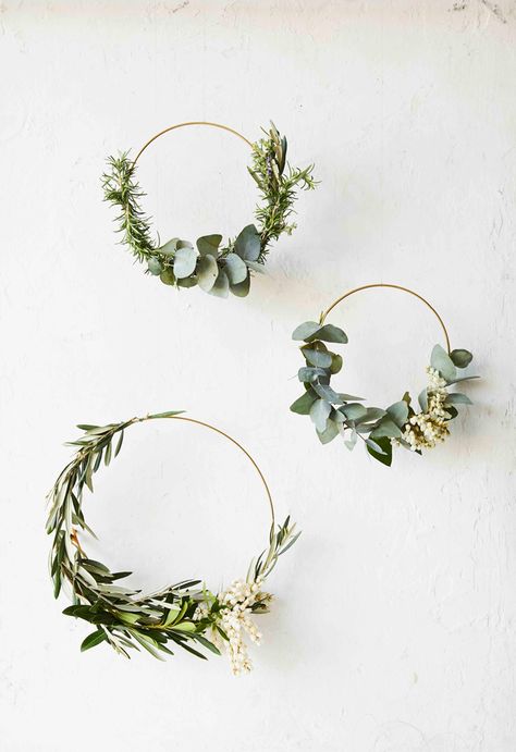 Brass Wreath Ring, Christmas Tree Decorating Tips, Wreath Ring, Shiny Brite Ornaments, Christmas Plants, Fabric Gift Wrap, Christmas Decoration Ideas, Diy Christmas Decorations Easy, Xmas Wreaths