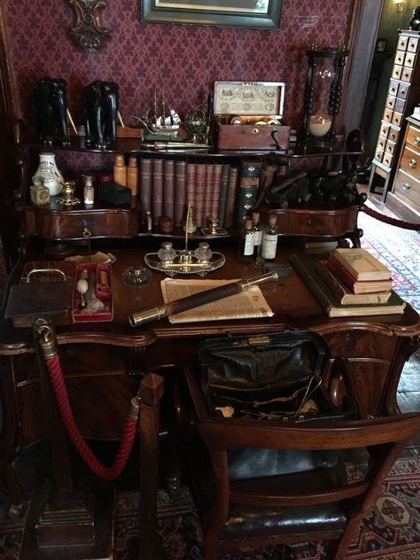 Sherlock Holmes museum, London Sherlock Holmes Bedroom, Sherlock Holmes Room Decor, Sherlock Bedroom, Sherlock Holmes Aesthetic, Dark Academia Desk, Sherlock Holmes Museum, Victorian Interior, Home Libraries, House Room