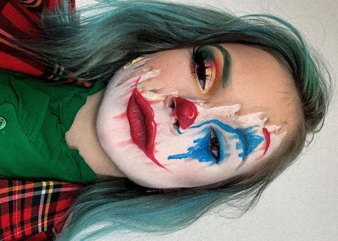 Joker Face Paint, Joker Halloween Makeup, Halloween Maquillaje, Halloween Makeup Kits, Makeup Content, Halloween Makeup Clown, Halloween Makeup Look, Scarecrow Makeup, Holloween Makeup