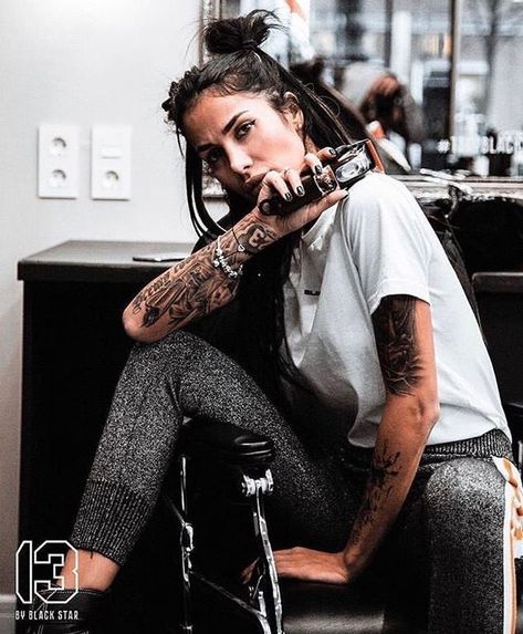 Female Barber Tattoo, Tattoo Artist Headshots, Barber Branding Photoshoot, Barber Headshots, Barber Photoshoot Ideas, Women Barber, Female Barber Aesthetic, Female Barber Photoshoot, Female Barber