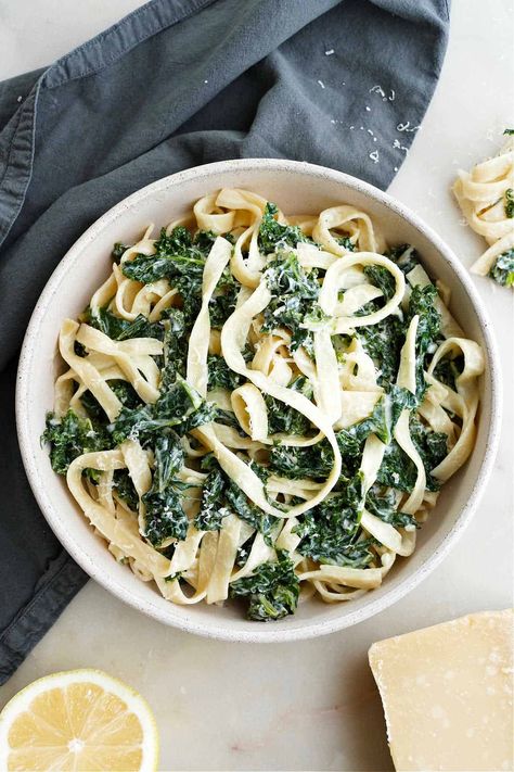 Enjoy a cozy bowl of this creamy kale pasta recipe, coated in a luscious garlic lemon cream sauce, for an easy dinner! This vegetarian pasta recipe uses basic ingredients and comes together in less than 30 minutes. Kale Pasta Recipe, Kale Dishes, Pasta With Kale, Creamy Kale, Gf Meals, Hotdish Recipes, Fall Eats, Garlic Kale, Vegetarian Ideas