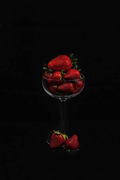 Glass Strawberries, Amoled Wallpaper, Vitamin A Foods, Cocktail Photos, Studying Food, Dark Red Wallpaper, Wallpaper Iphone Love, Black Phone Wallpaper, Chocolate Strawberries