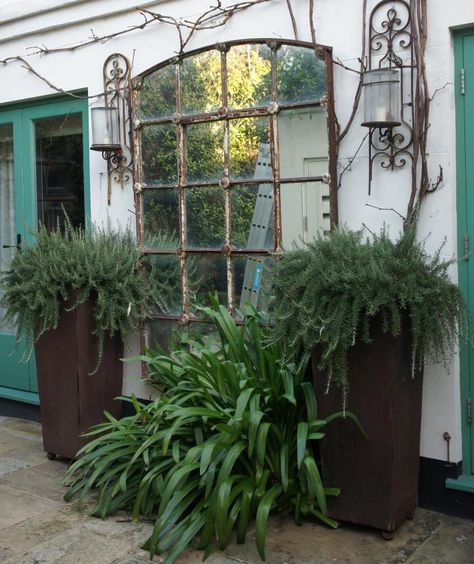 The use of mirrors in the garden can be very effective Taman Vintage, Potted Ferns, Garden Vines, London Garden, Garden Mirrors, Outdoor Mirror, Walled Garden, Casa Exterior, Garden Oasis