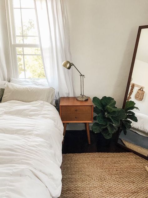 ✺@tessmaretz Mid Century Modern Bedroom Design, Mid Century Modern Bedroom, Minimalist Apartment, Interior Minimalista, Dekorasi Kamar Tidur, Hygge Home, Modern Bedroom Design, Decoration Inspiration, Small Room