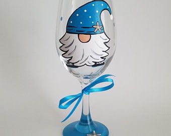 Christmas Wine Glasses Diy, Glassware Painting, Painted Gnomes, Painted Wine Glasses Christmas, Beach Gnome, Class Painting, Neat Crafts, Christmas Wine Glasses, Wine Glass Designs