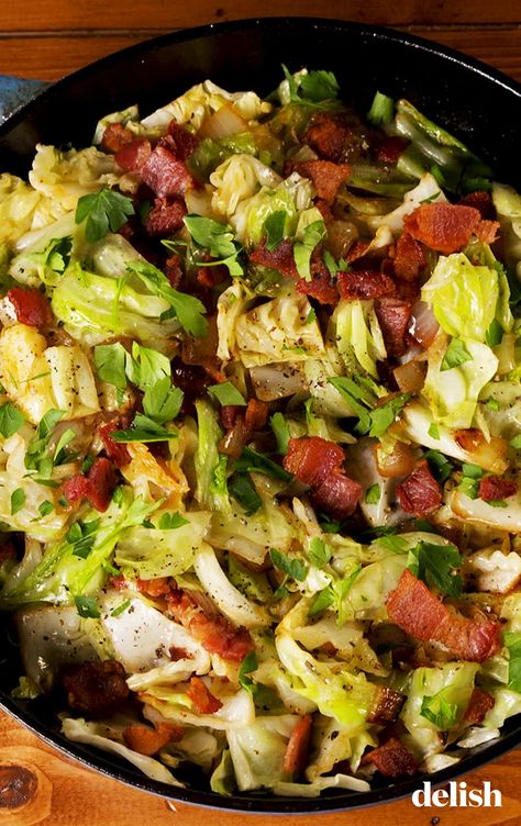 Fried Cabbage Recipes, Bacon Fried Cabbage, Bacon Fries, Cabbage And Bacon, Cooked Cabbage, Fried Cabbage, Low Carb Sides, Cabbage Recipes, Idee Pasto Sano