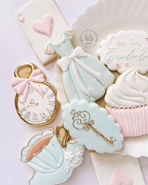 Geeji | Edible Artist (@sprinkledbz) | Instagram Alice Cookies, Coquette Food, Alice In Wonderland Cookies, Wonderland Cookies, Sunshine Cookies, Tea Party Cookies, Tea Cup Cookies, Baby Shower Sweets, Disney Cookies