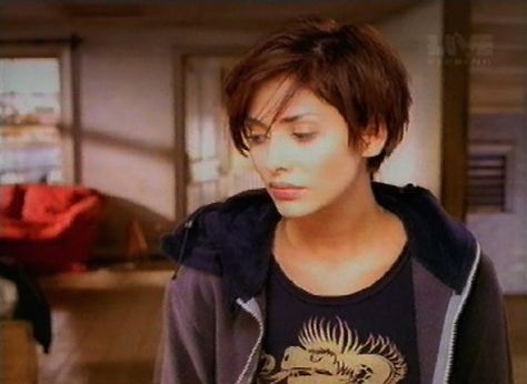 natalie imbruglia torn haircut Music Cinematography, Shaved Pixie Cut, Shaved Pixie, Inverted Long Bob, Free Haircut, Natalie Imbruglia, Head Games, Really Short Hair, Music Culture