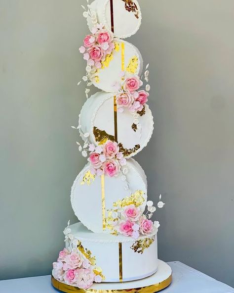 Gravity Wedding Cake Ideas, Luxury Wedding Cakes, Gravity Wedding Cake, Luxury Desserts, Luxury Wedding Cake Design, Gravity Cakes, Classy Wedding Cakes, Comunion Cake, Aladdin Cake