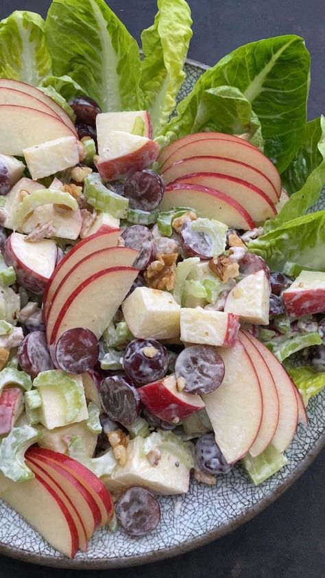 Best Waldorf Salad Recipe, Classic Waldorf Salad, Mayonnaise Dressing, Waldorf Salad Recipe, Apple Salad Recipes, Plats Healthy, Waldorf Salad, Classic Salad, Salad Easy