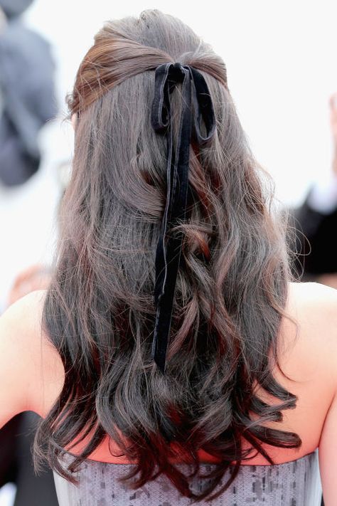 A velvet ribbon worn in a half-up, half-down style feels festive and feminine. Perfect for your office Christmas party. Christmas Party Hairstyles, Wedding Haircut, Unique Wedding Hairstyles, Bridesmaid Hair Long, Ribbon Hairstyle, Christmas Hairstyles, Holiday Hairstyles, Trending Hairstyles, Half Up Hair