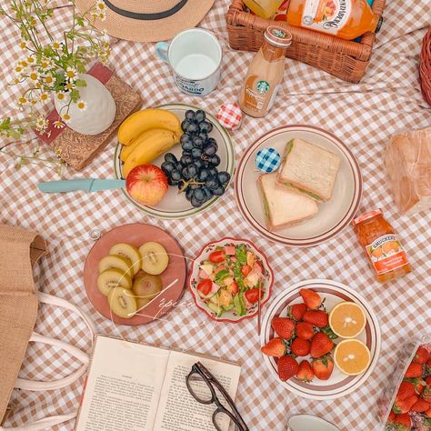 Picnic Christmas Ideas, Picnic Date Food, Princess Food, Picnic Photo Shoot, Picnic Pictures, Picnic Inspiration, Backyard Picnic, Food Photoshoot, Vintage Picnic