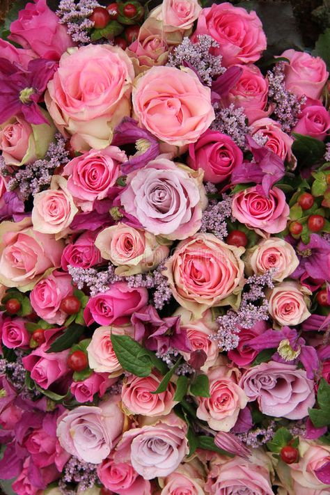 Rose Wedding Arrangements, Flor Iphone Wallpaper, Spring Pics, Coloured Roses, Rosa Color, Pink Roses Wedding, Wedding Flowers Roses, Flower Background Iphone, Simple Wedding Flowers