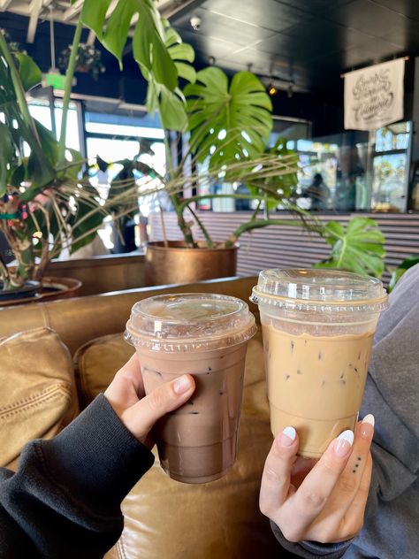 Iced Coffee Coffee Shop, Iced Coffee Shop Aesthetic, Iced Drinks Aesthetic, Coffee Asethics, Coffee Drink Aesthetic, Ice Coffee Aesthetic, Cafe With Friends, Coffee Shop Drinks, Summer Iced Coffee