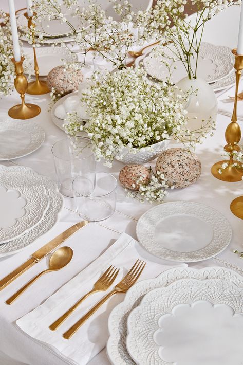 Aesthetic Place Setting, Cutlery Set Up On Table, Cream Dishes Table Setting, Beige Dinner Table Setting, Dinner Set Up Table Ideas, Setting Dinner Table, Elegant Dinner Table Setting Linen, Table Setting Romantic, Creative Tablescapes