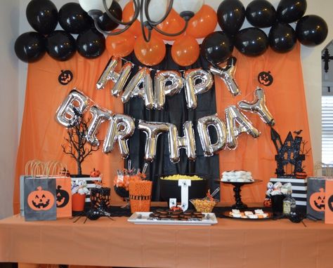 Halloween Birthday Party Diy Decorations, 16 Birthday Party Ideas Halloween, Simple Halloween Birthday Party, Costume Party Birthday, Halloween 8th Birthday Party, Birthday Halloween Decorations, Simple Halloween Birthday Decorations, 21 Halloween Birthday Party, Halloween Birthday Backdrop Ideas