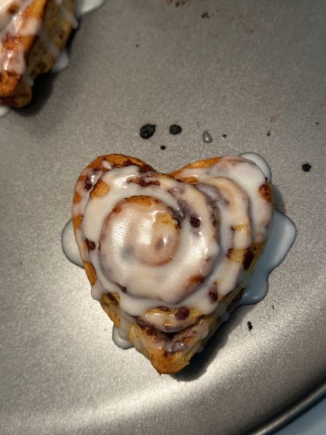 cinnamon roll. Cinnamon Roll Heart, Heart Shaped Things, Heart Cinnamon Rolls, Cute Cinnamon Roll, Heart Shaped Cinnamon Rolls, Cinnamon Roll Waffles, Dinner Meal Prep, Baked Treats, Cute Baking