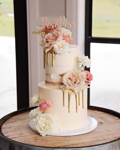 Milk & Honey Cake Creative on Instagram: "Disclaimer: I will never be doing gold drips again 😂 but I hope you all think that she’s pretty ✨ Florals @gwenfloralco Topper @rosewoodeverlastingcreations Venue @hazelwoodestate" Birthday Cake Ideas Two Tier, Engagement Cake Images, Engagement Cake Ideas, Ukrasavanje Torti, Wedding Cake Gold, Gold Drip Cake, Wedding Cakes Designs, Autumn Wedding Cakes, Tall Cake