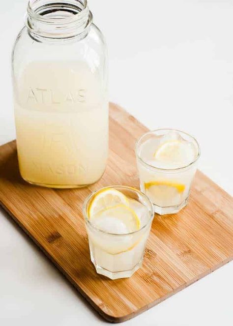 Quick and easy recipe for lacto-fermented lemonade made with fresh squeezed lemon juice and whey. A great way to drink your probiotics! Probiotic Lemonade, Fermented Drinks, Probiotic Drinks, Fermentation Recipes, Fermented Drink, Probiotic Foods, Milk Shakes, Lemonade Recipes, Drinks Smoothies