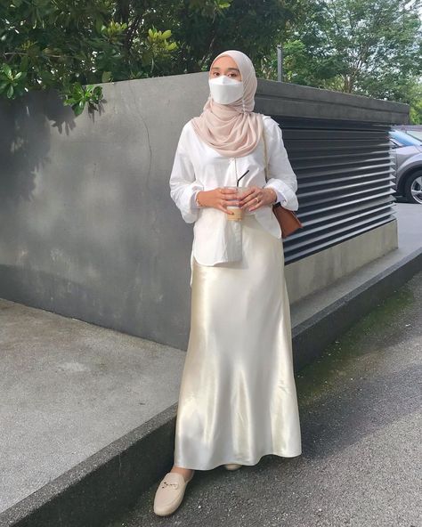 Maxi Skirt Styling, Skirt Hijab Outfit, Skirt Outfits Hijab, Green Silk Skirt, Silk Skirt Outfit, Islamic Modest Fashion, Realistic Fashion, Skirt Styling, Awek Tudung