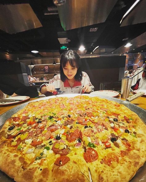 Yuqi Girlfriend Material, G-idle Yuqi, Girlfriend Material, Cube Entertainment, Hawaiian Pizza, G I Dle, Pepperoni Pizza, Pizza, On Twitter