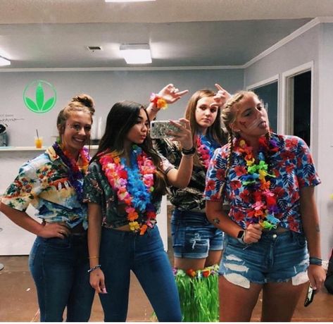 Hawian Outfits For School Spirit Week, Hawian Theme Party Outfit, Hawaii Spirit Day Outfit, Tacky Tourist Outfit Spirit Weeks, Hawian Themed Outfits, Tourist Outfit Spirit Week, Tacky Tourist Outfit, Hawian Outfits, School Spirit Outfit