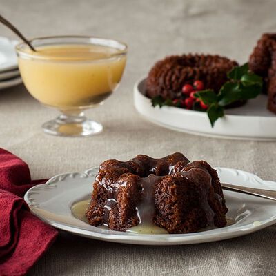 Figgy Pudding Bundt Cake Pudding Bundt Cake, Cake Brown, Rum Sauce, Fig Spread, Whiskey Cake, Figgy Pudding, British Desserts, Bundt Cake Recipe, Mini Bundt