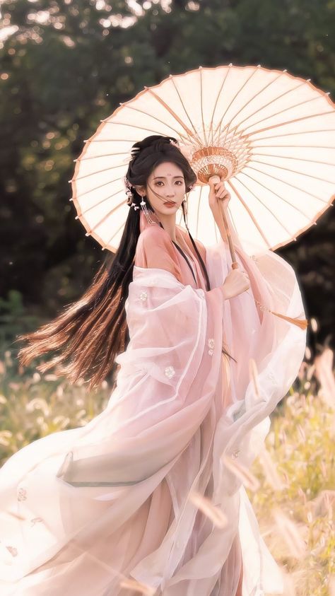 Hanfu Pose Reference, Pose Reference Back View Female, Hanfu Photoshoot, Chinese Photoshoot, Hanfu Girl, Umbrella Photo, Chinese Princess, Debut Ideas, Moon Festival