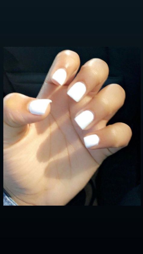 @lorslvt White Nails On Natural Nails, White Gel Nails Natural Nail, Short Nail Set White, White Shirt Acrylic Nails, Short White Square Acrylic Nails, First Day Of School Nails Acrylic Short, Short Nails Ideas White, Shirt White Nails, White Nails Short Square