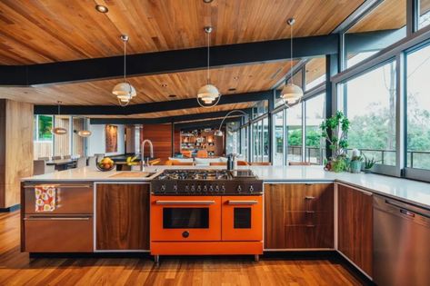 A 1962 Post-And-Beam Home Is Updated For Modern Living - Mid Century Home Beam Kitchen, Post And Beam Home, Mid Century Home, Solana Beach, Century Home, Mid Century Modern Kitchen, Mid Century Kitchen, Post And Beam, Mid Century Modern House